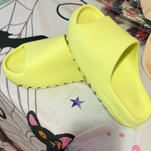 Adidas Yeezy Slide - Glow Green - US M 10 Excellent Condition No Box - Picture 3 of 8